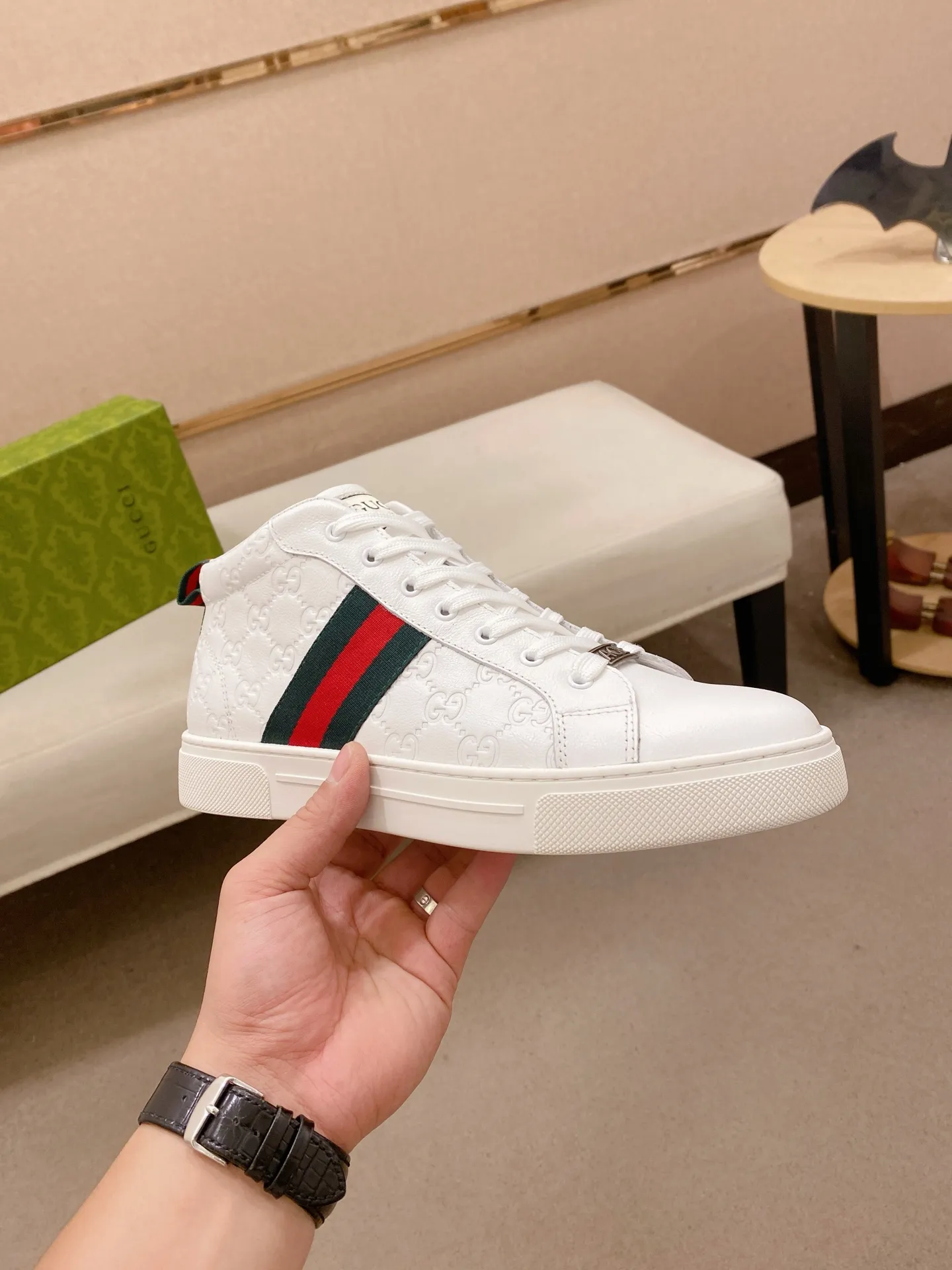 Factory price: 480💰 (GUCCI) The latest model from the official website 🎁🎁Casual and fashionable men's shoes👟, hot style 💥The version is simple and elegant, exclusive for trendy men. Unique official website latest brand elements 👑Gucci original decoration, fashionable and generous, the fabric is original cowhide ✅sheepskin lining, the official website specifies wear-resistant casual outsole, the classic model is taken in kind at the counter🎬38-44 (45 is not returned or exchanged)